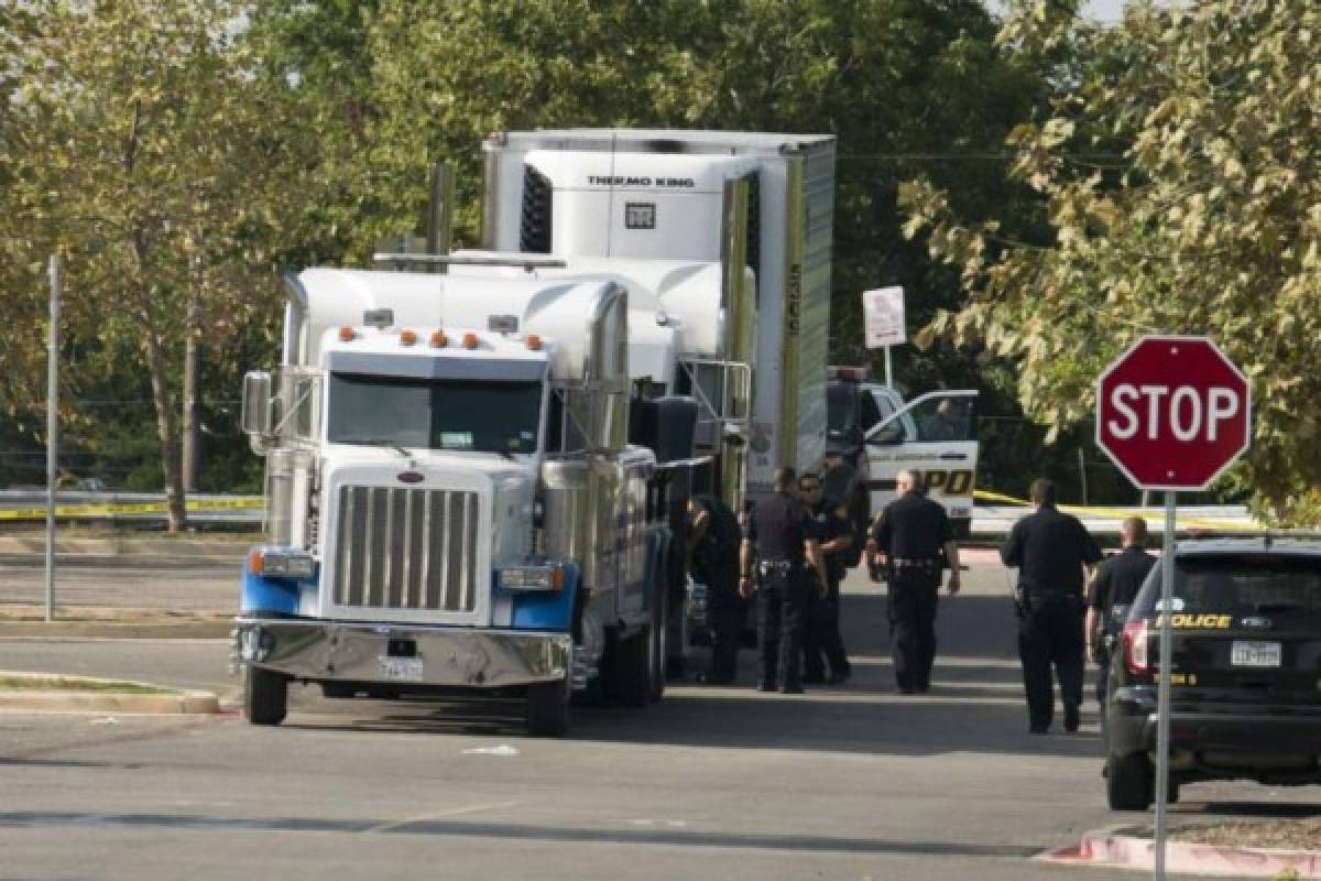 Hallan a 60 inmigrantes en camión refrigerado en frontera de Texas  