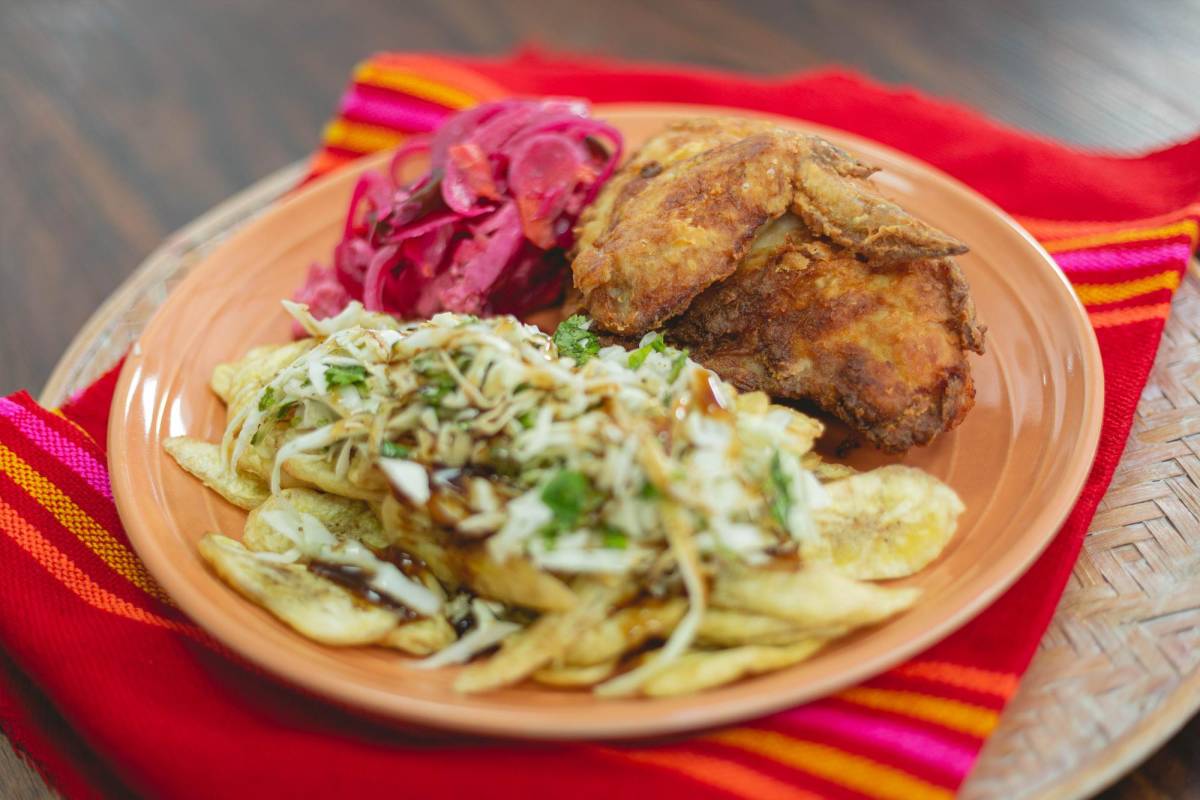 Exquisito pollo con tajadas al estilo de Tegucigalpa