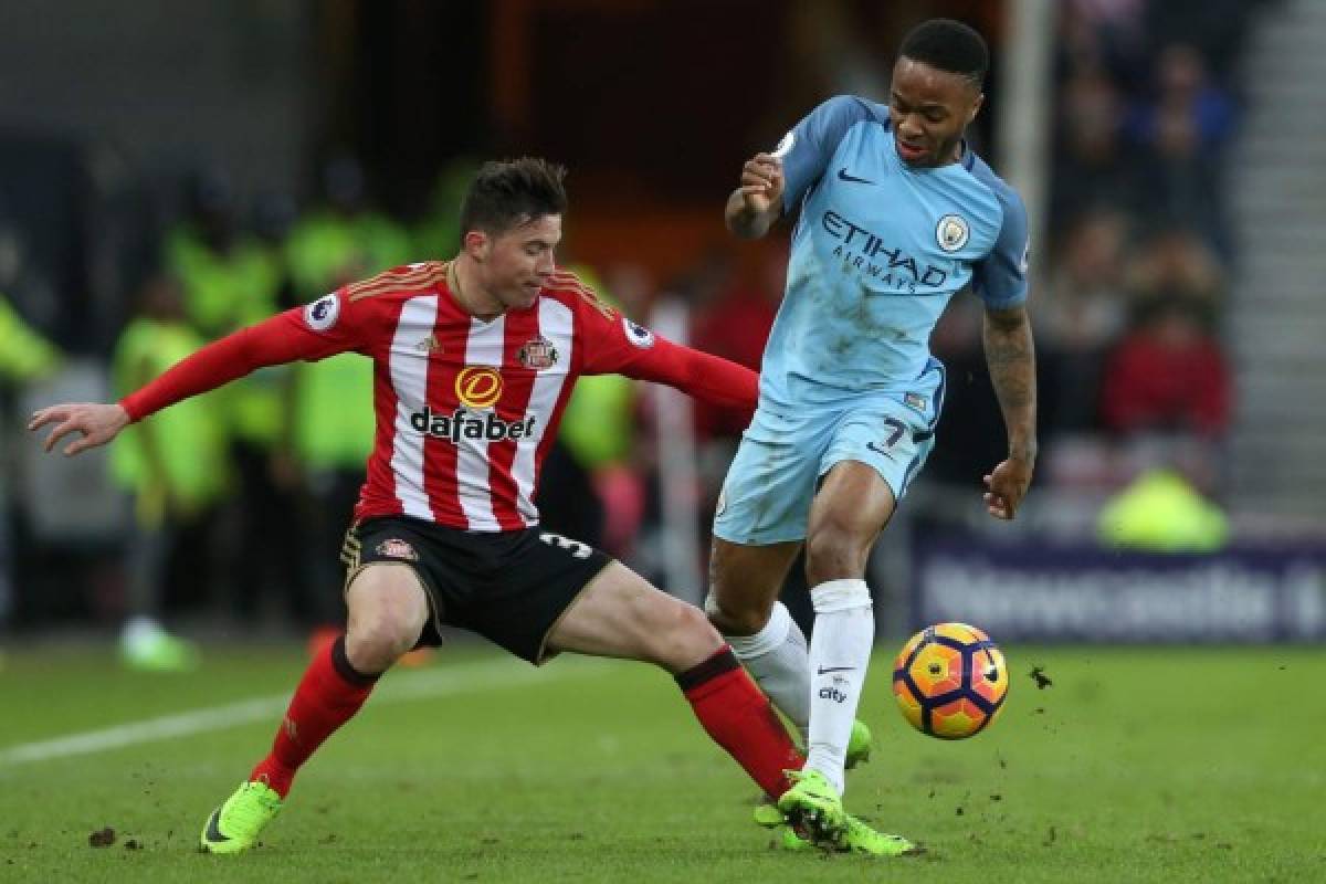 Bryan Oviedo del Sunderland ante Raheem Sterling del City en el duelo por el balón. (Foto: AFP)