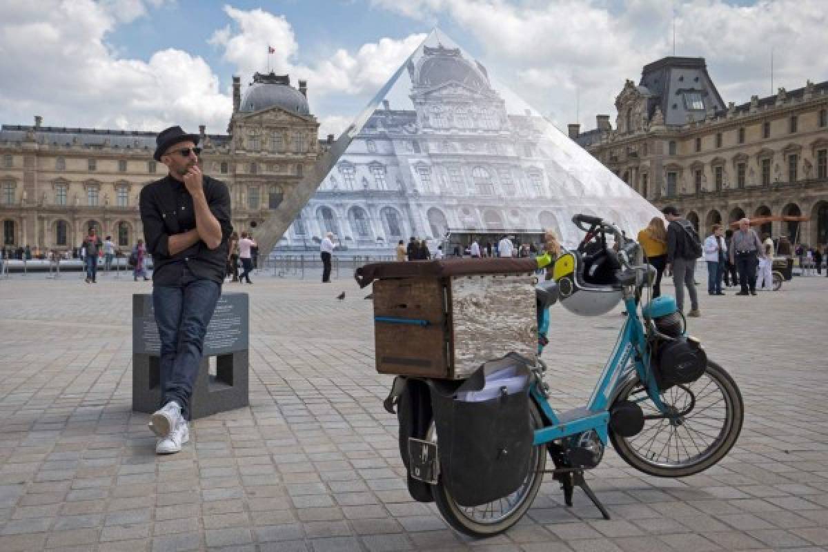 El arte de JR 'desaparece” la pirámide del museo de Louvre