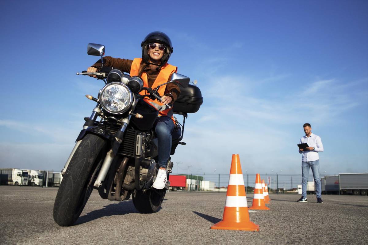 Si vas a adquirir una motocicleta, asegúrate de aprender a manejarla y a controlarla.