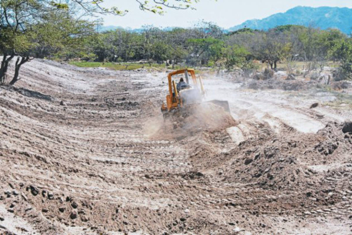 Vecinos reconstruyen bordos de contención