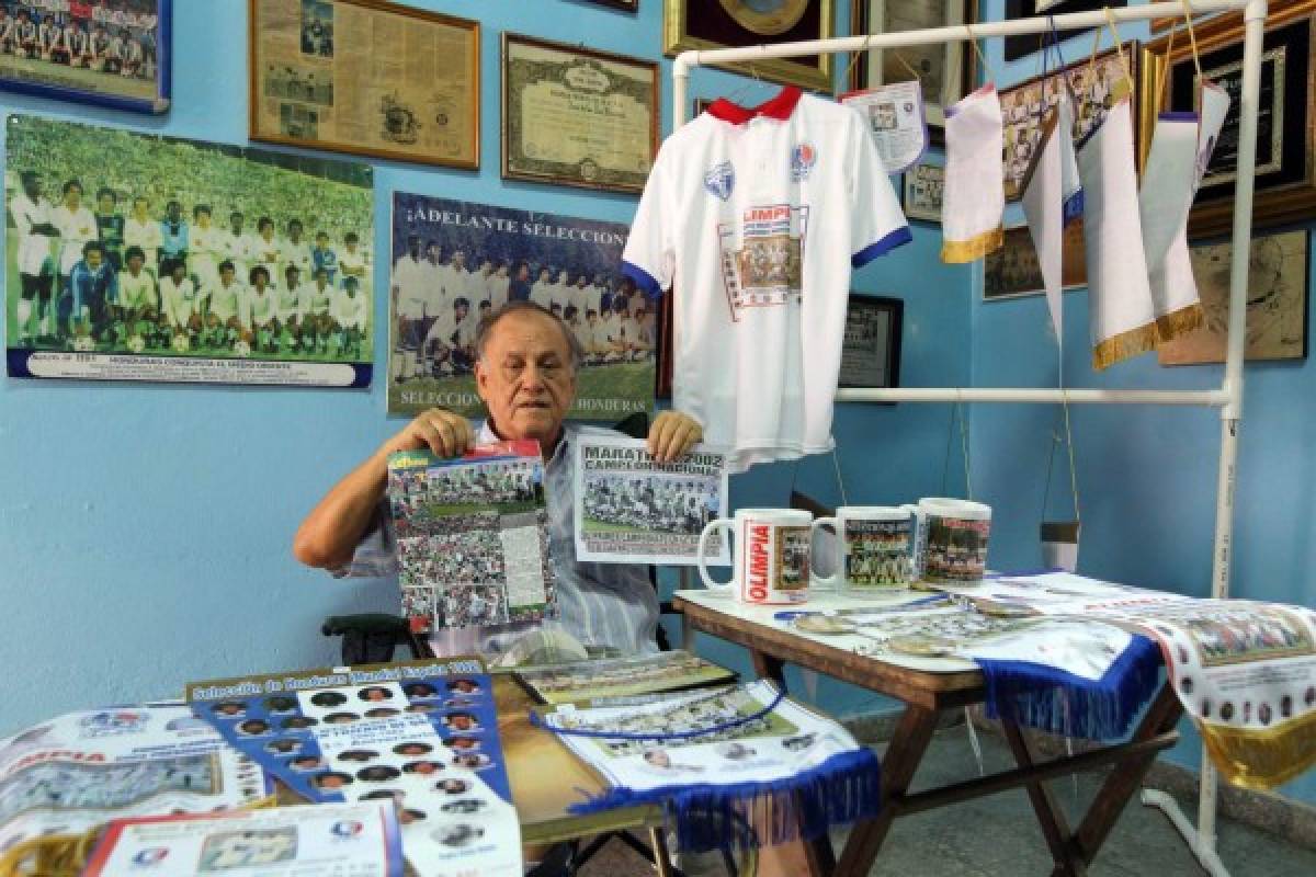 El Maestro hace realidad su sueño y abre su negocio de suvenires...