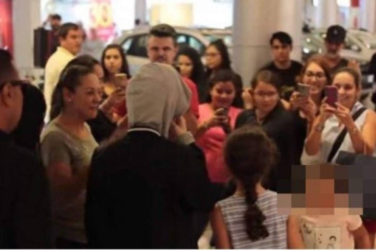 De inmediato fanáticos del canadiense rodearon a la joven. Foto captura