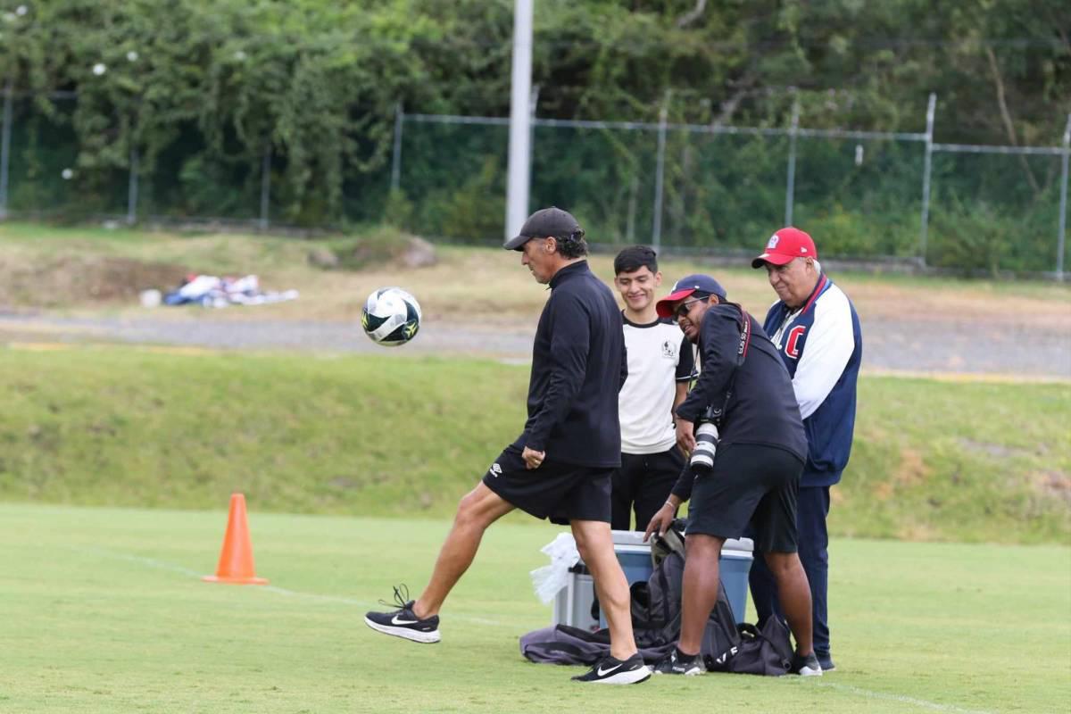 Troglio sorprende y se gana los aplausos en entreno de Olimpia antes de enfrentar al Olancho FC