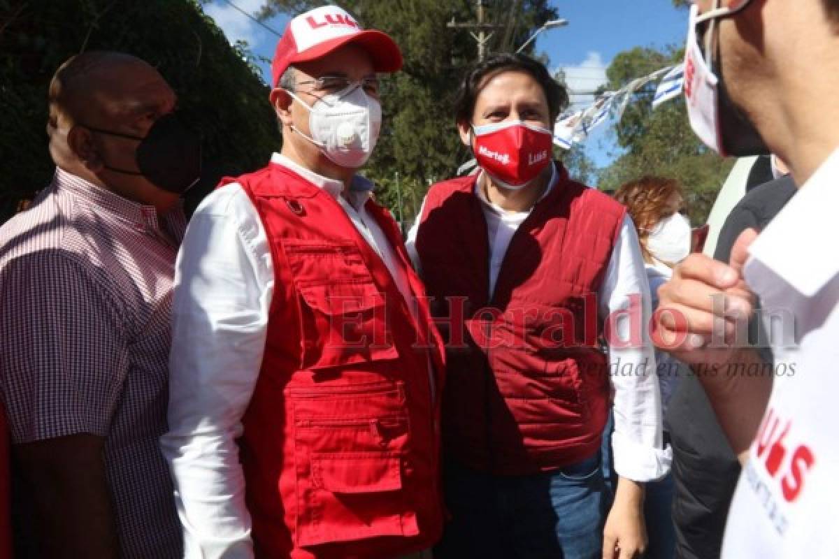 Luis Zelaya llega a votar junto a su esposa y su perrita Kemba (FOTOS)