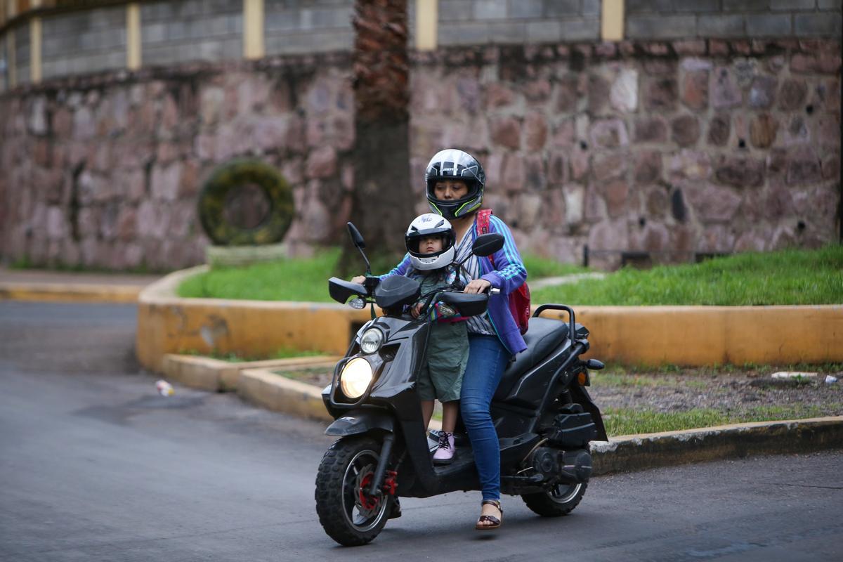 Prudencia al volante: las mujeres marcan la diferencia en el manejo de motocicletas