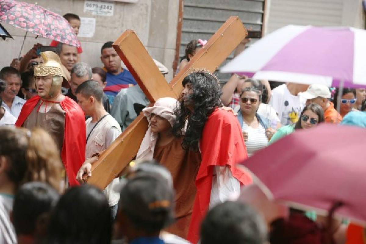 Feligresía católica revive el sacrificio de Jesucristo