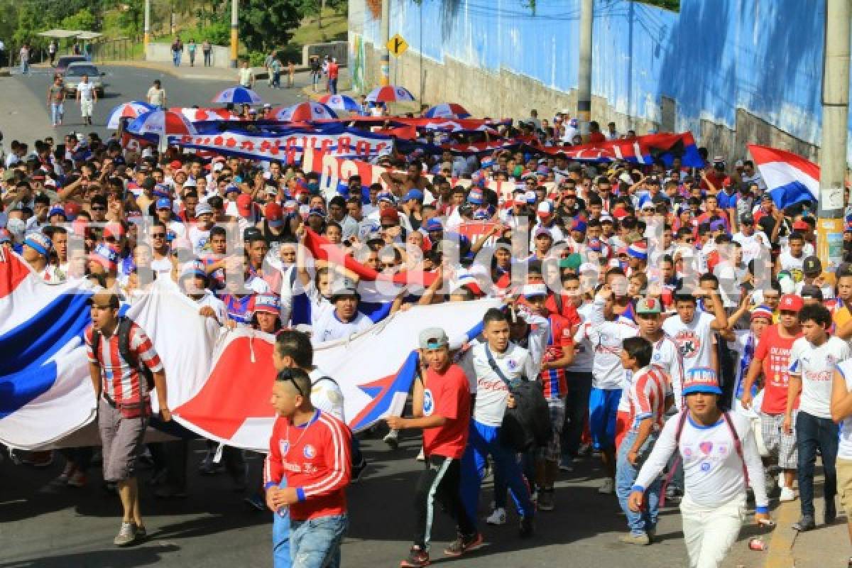 ¡Espectácular llegada de la Ultra Fiel al Estadio Nacional!