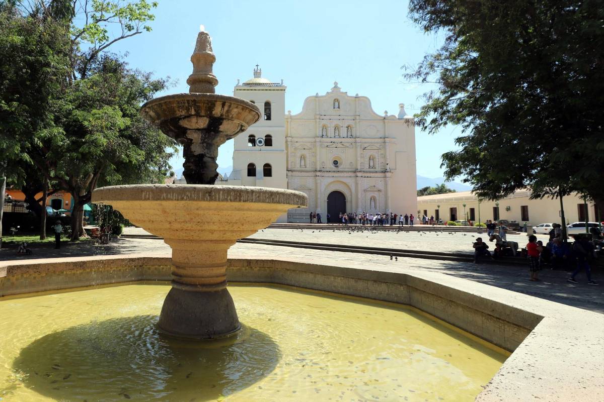 Durante la Semana Mayor, Comayagua realiza múltiples eventos religiosos. Comayagua es conocida como la ciudad de la fe.