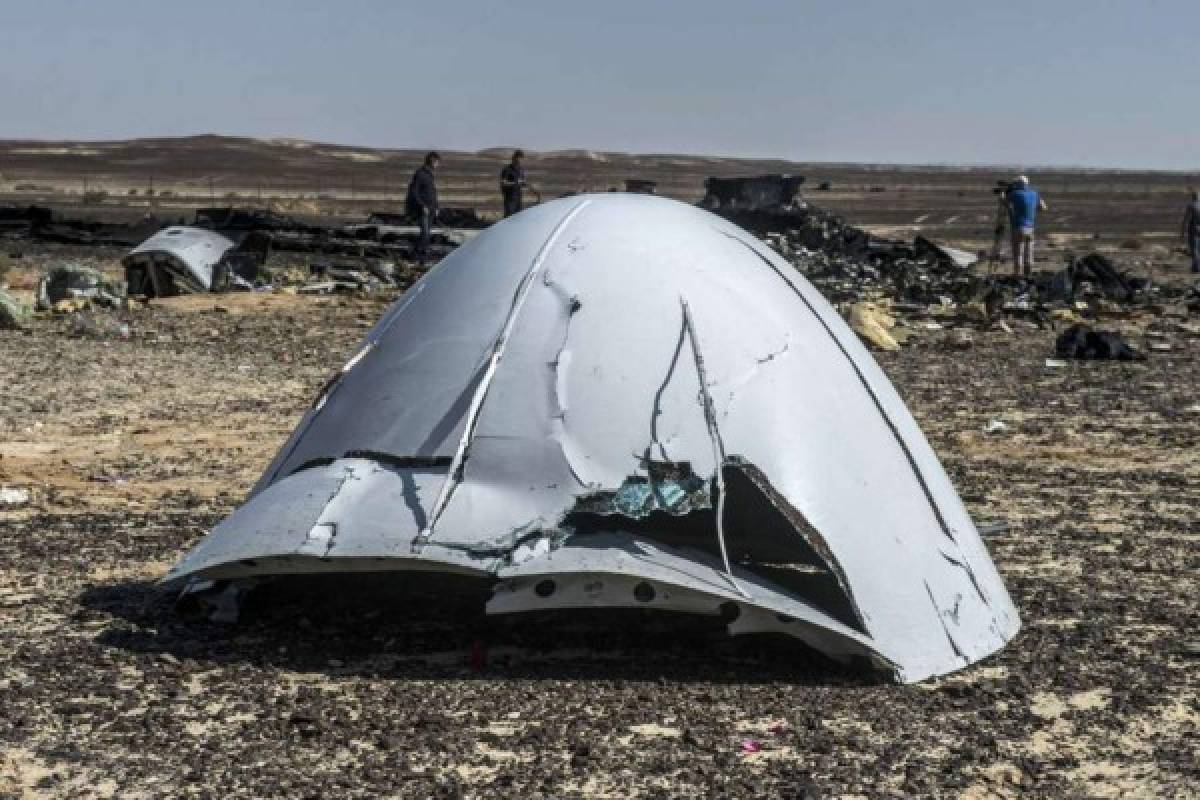 El avión ruso que cayó en Egipto se despedazó en el aire  