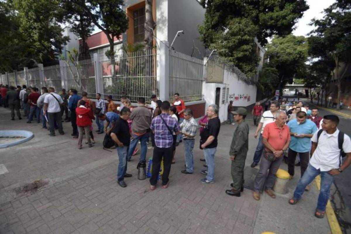 Venezolanos votan en parlamentarias que amenazan hegemonía chavista  