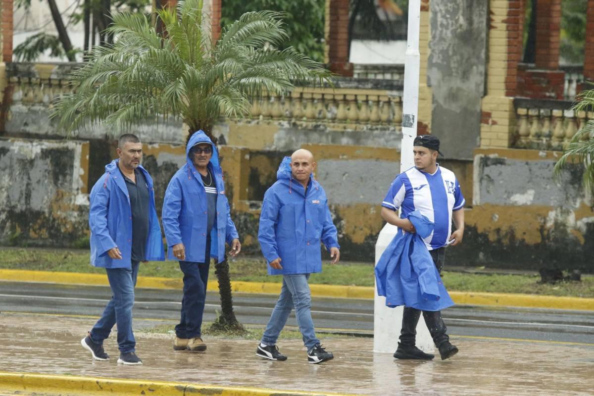 Honduras vs México: Bajo lluvia comienzan a ingresar los aficionados al estadio Morazán