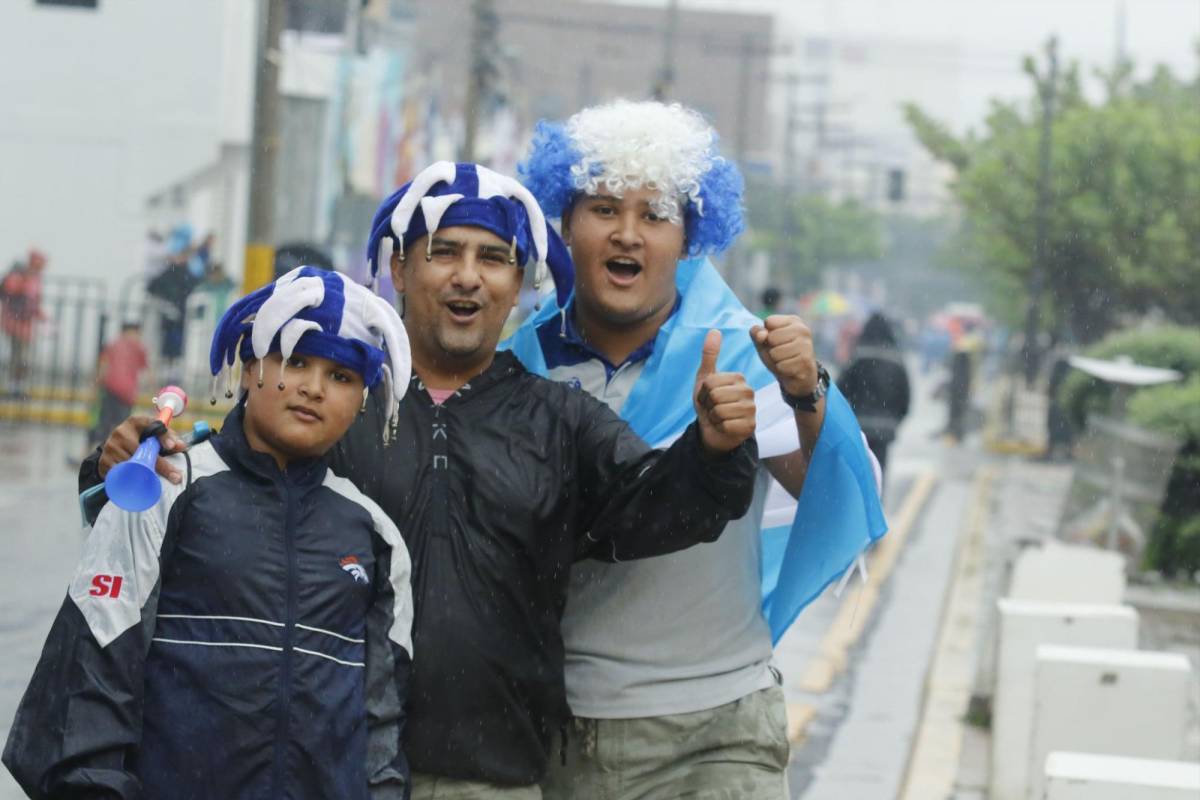 ¡Locura por la H! Ambiente de fiesta se respira previo al Honduras vs México en San Pedro Sula