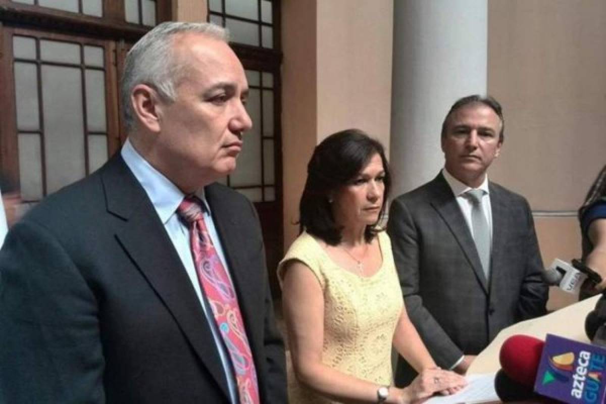 En plena crisis por escándalo de corrupción, renuncian dos ministros