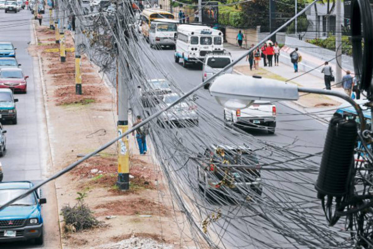 Trans 450 devela maraña de cables en los bulevares