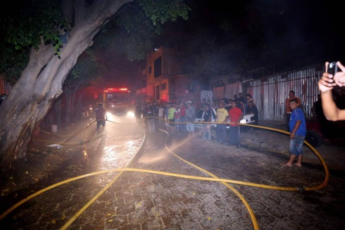 Incendio de grandes proporciones consume cuarterías en la capital