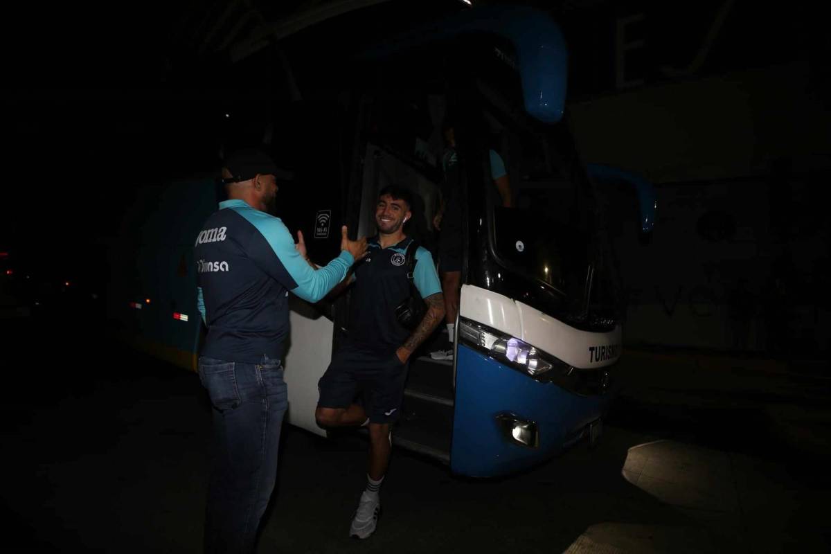 En fotos: Ambientazo de los azules, disturbios y sonrisa de Auzmendi previo al Motagua vs Olimpia