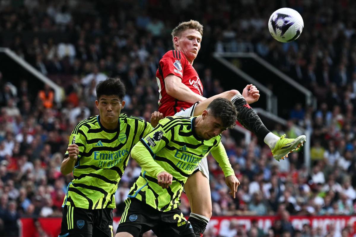 Arsenal se impuso por la mínima ante el Manchester United y continúa en la pelea por el título de la liga inglesa.