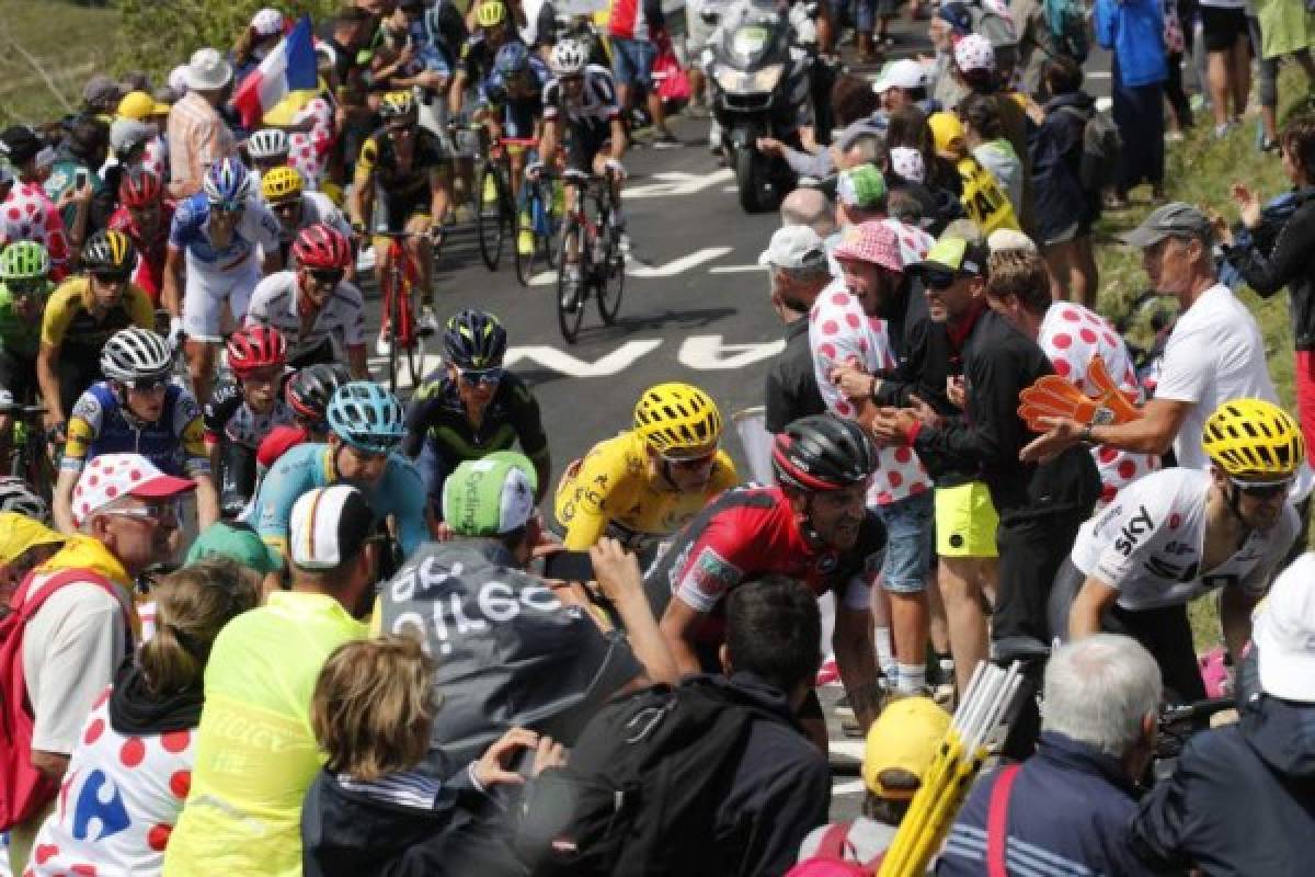 Chris Froome, vistiendo de amarillo, es seguido por Jakob Fuglsang, Richie Porte, Nairo Quintana y Daniel Martin. (Foto AP)