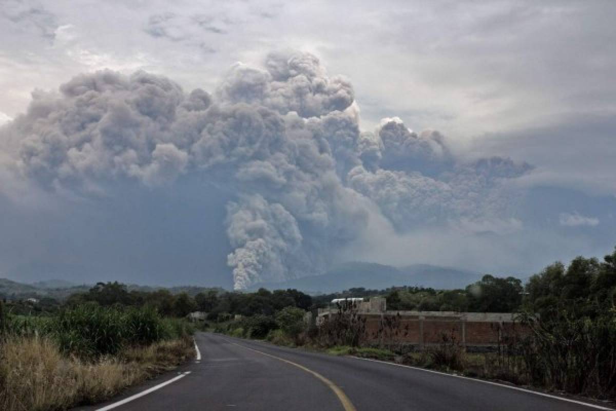 Más de 80 personas evacuadas en México por erupción del volcán de Colima  