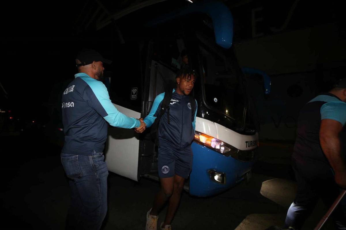 En fotos: Ambientazo de los azules, disturbios y sonrisa de Auzmendi previo al Motagua vs Olimpia