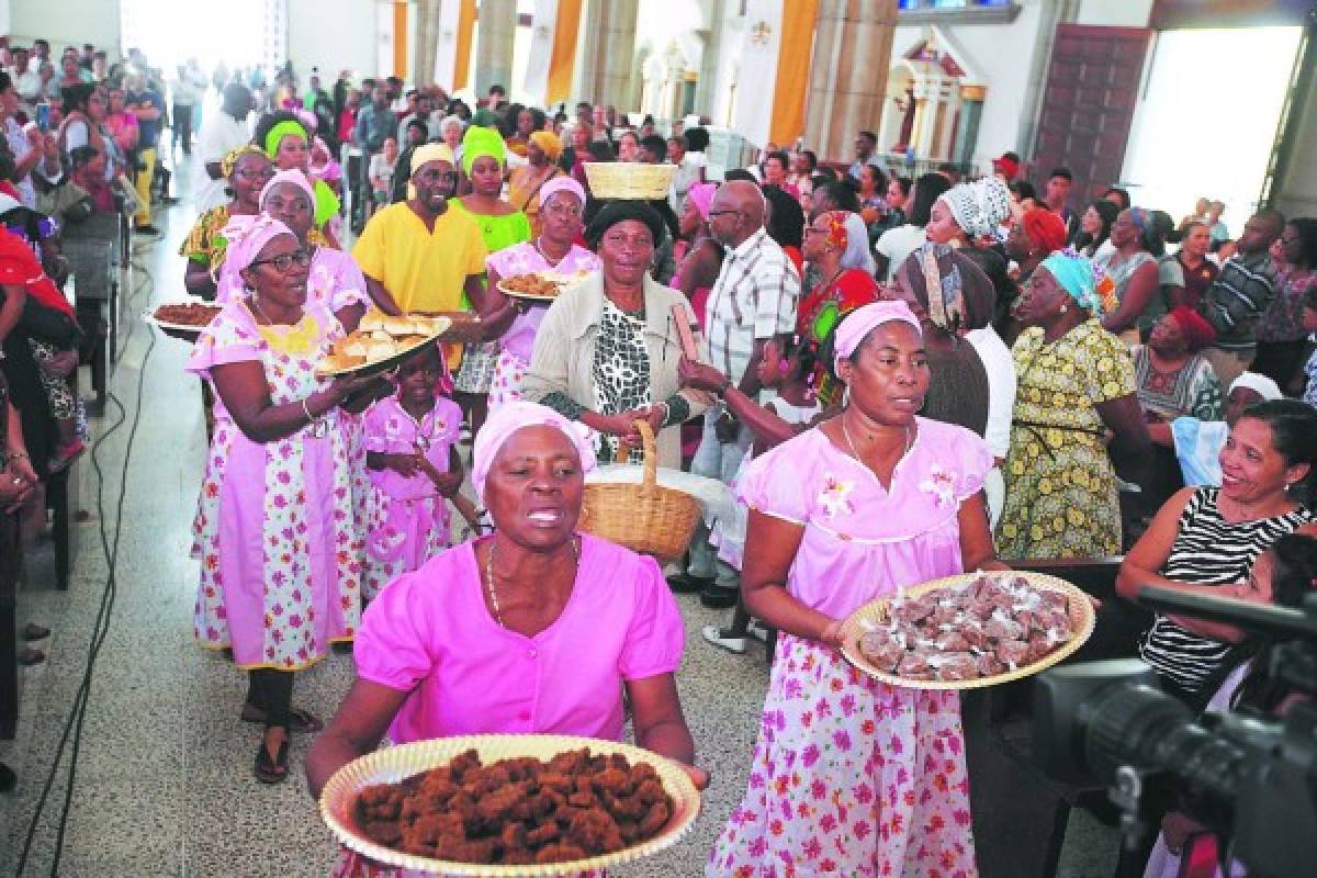 Tambores, maracas y canto para la Morenita