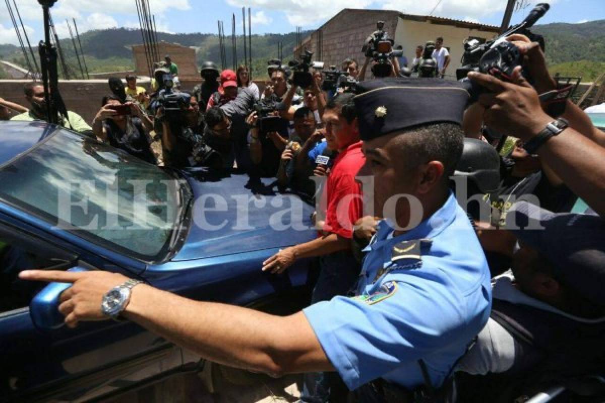 Tras 'atrincherarse' por horas oficial Juan Francisco Sosa abandona su casa en patrulla