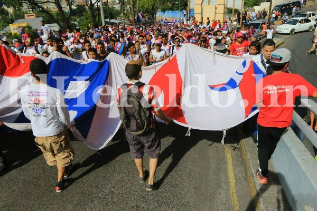 ¡Espectácular llegada de la Ultra Fiel al Estadio Nacional!