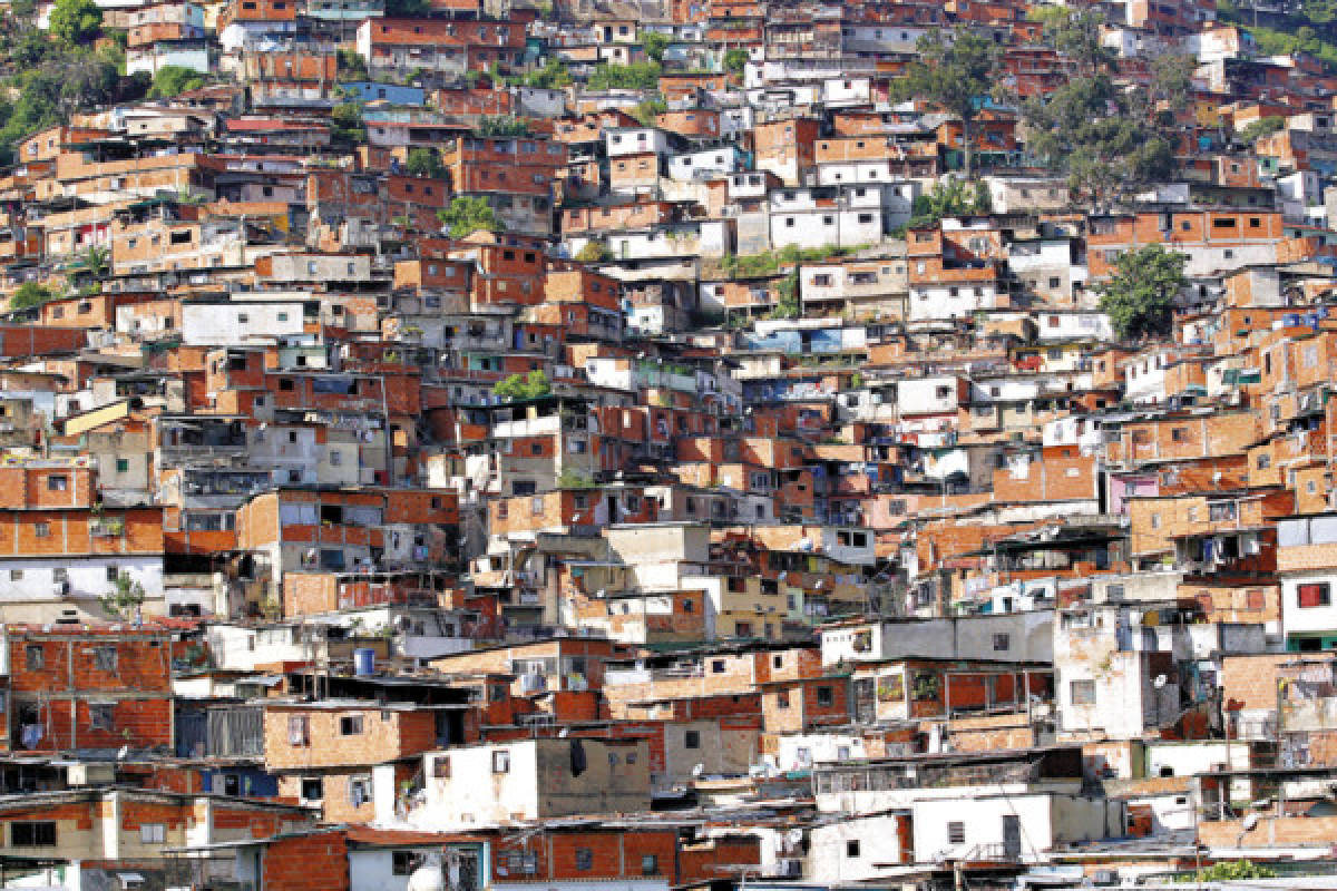 Molesta a venezolanos regalías de Chávez