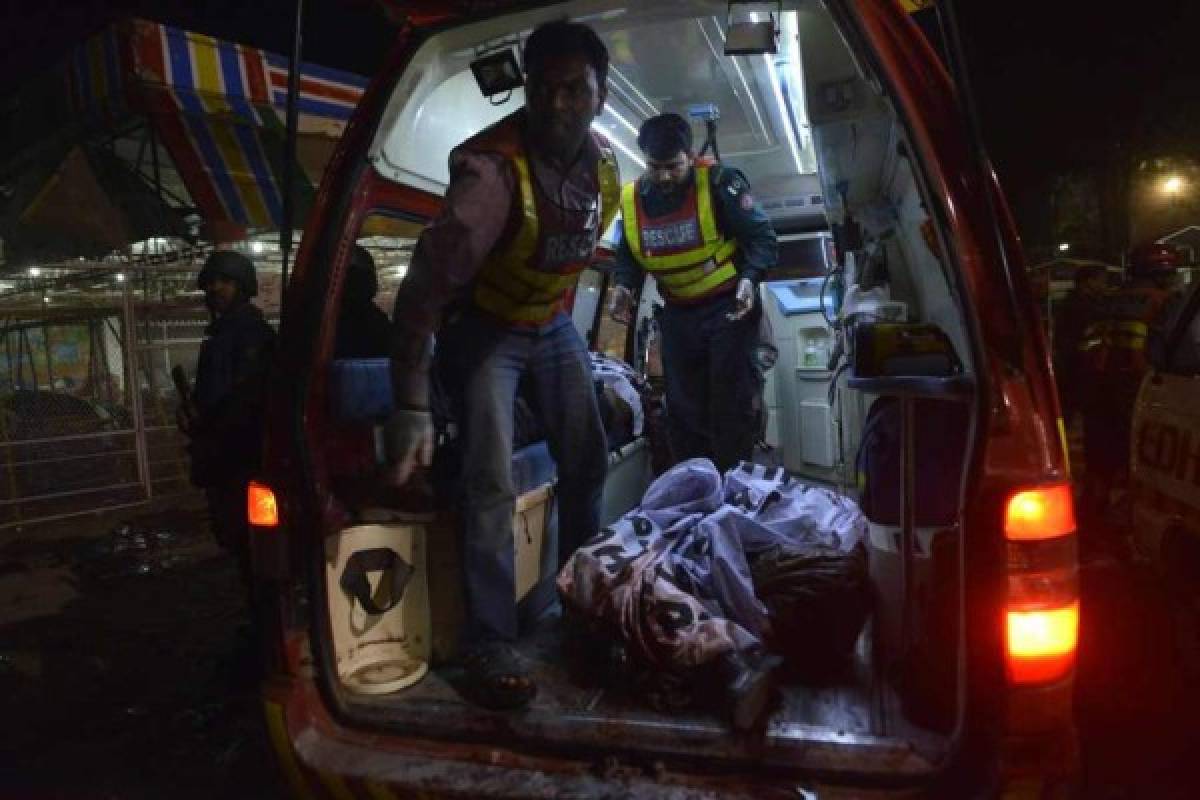 TERROR: A 65 muertos asciende saldo por explosión en Pakistán este domingo