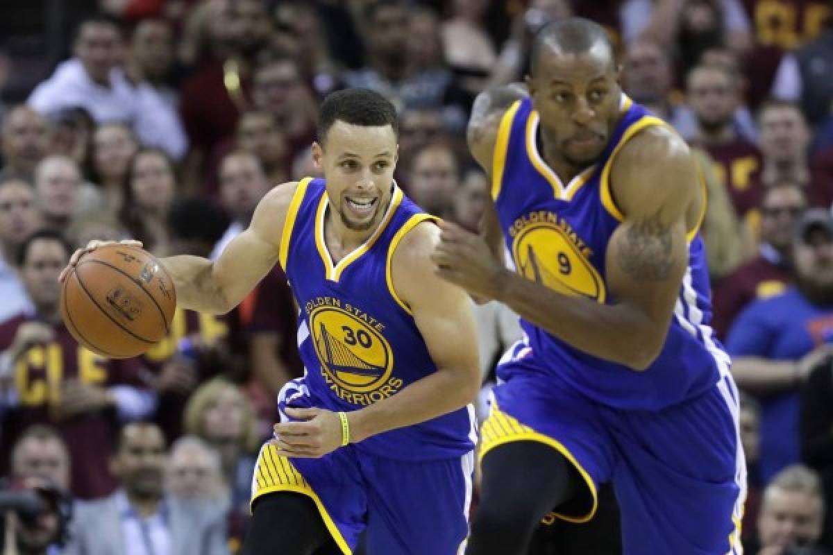 NBA: Warriors vencen a Cavaliers y están a un partido de la gloria