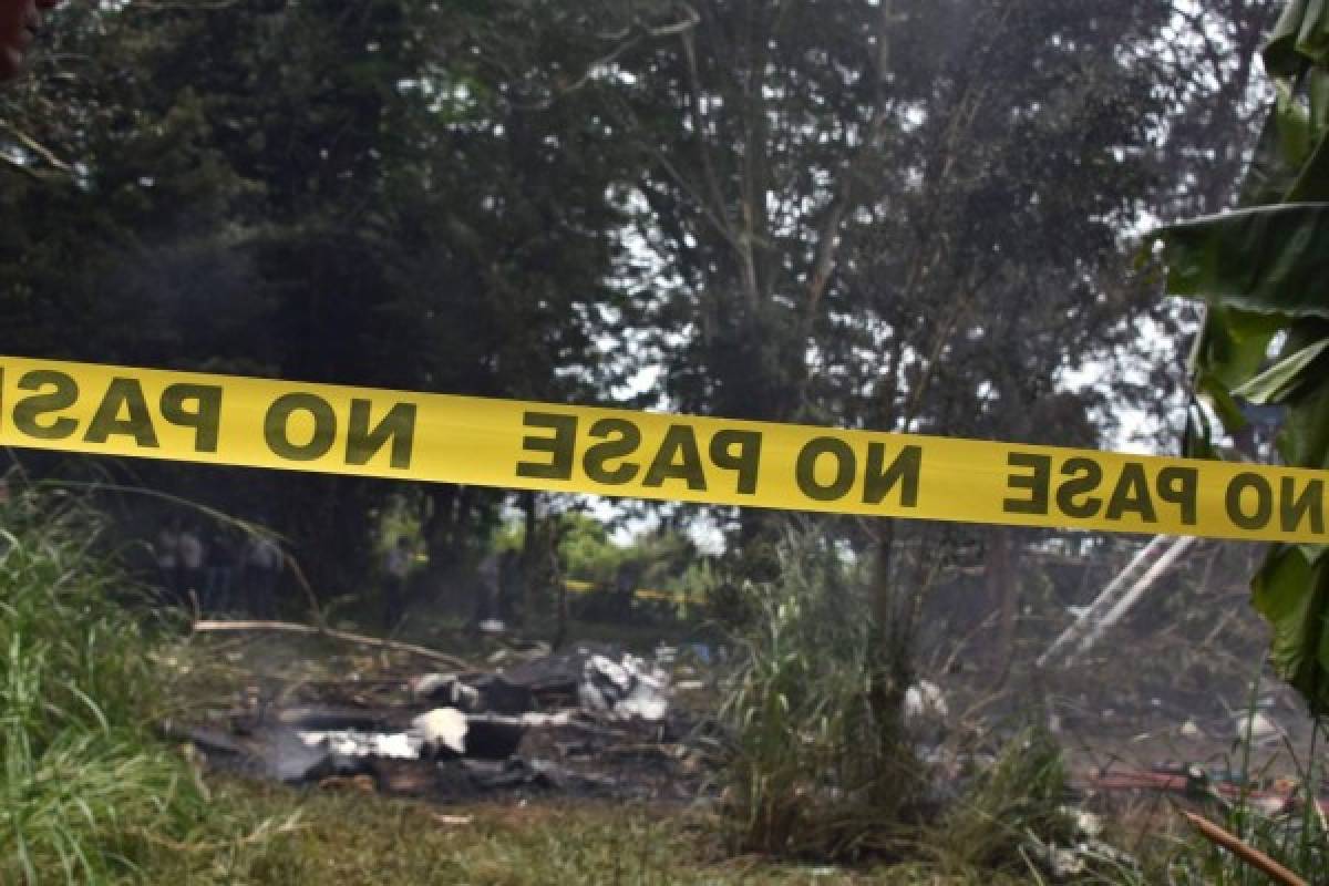 El lugar del accidente está acordonado, después de que un avión de Cubana de Aviación se estrellara después de despegar del aeropuerto José Martí de La Habana. Foto AFP