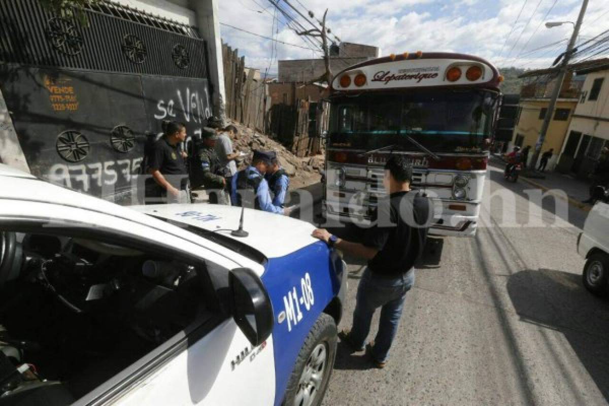 Matan a hondureño frente a su hijo al interior de un bus en la capital