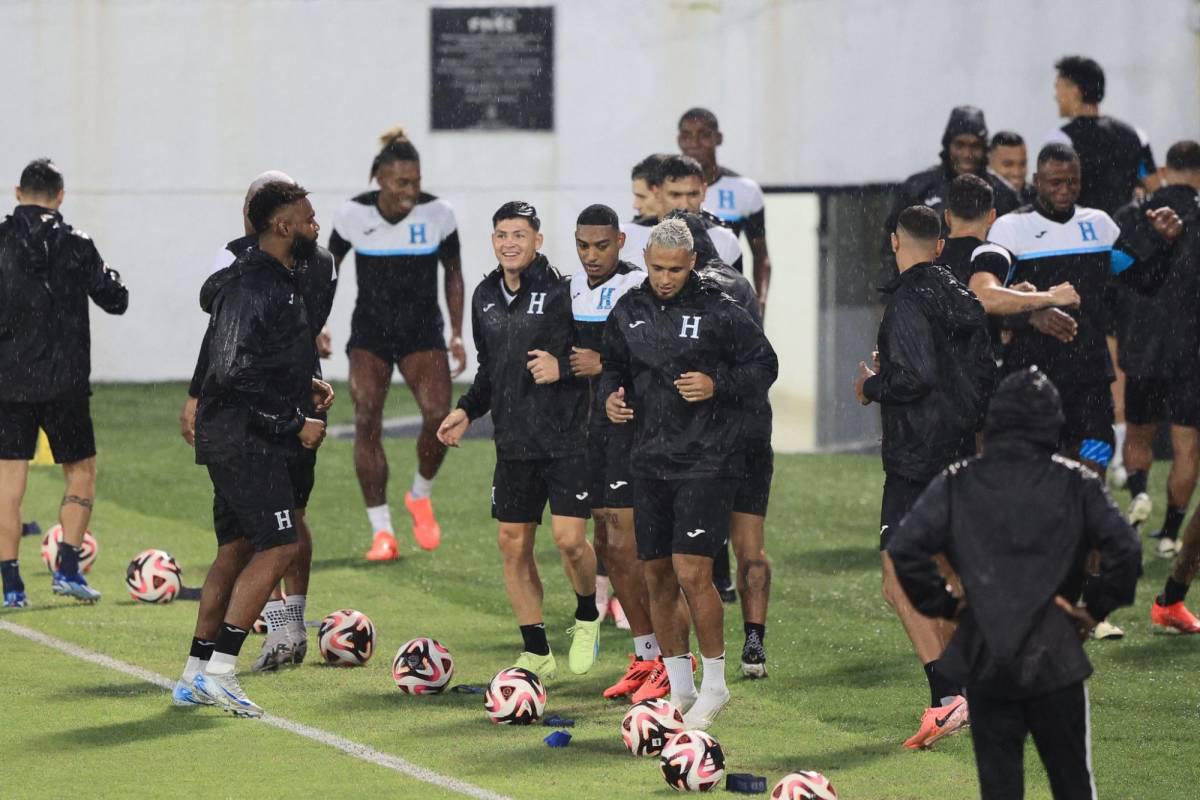 Honduras entrena bajo la lluvia previo al juego ante México por la Nations League