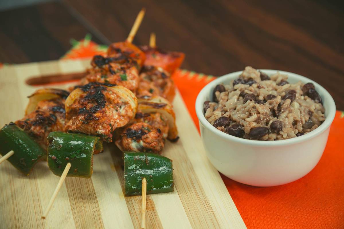 Elabore unos deliciosos pinchos de pollo con arroz y frijoles