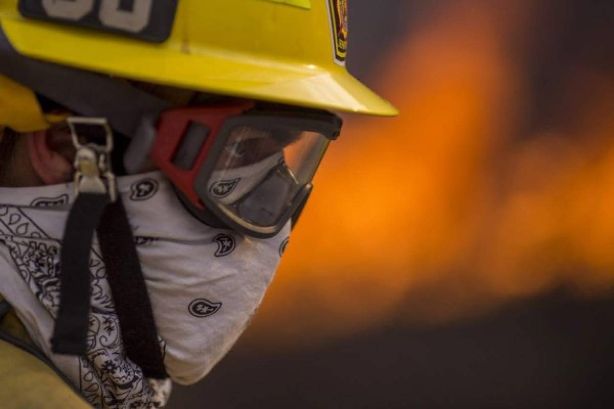 Miles de evacuados por voraz incendio en oeste de EEUU