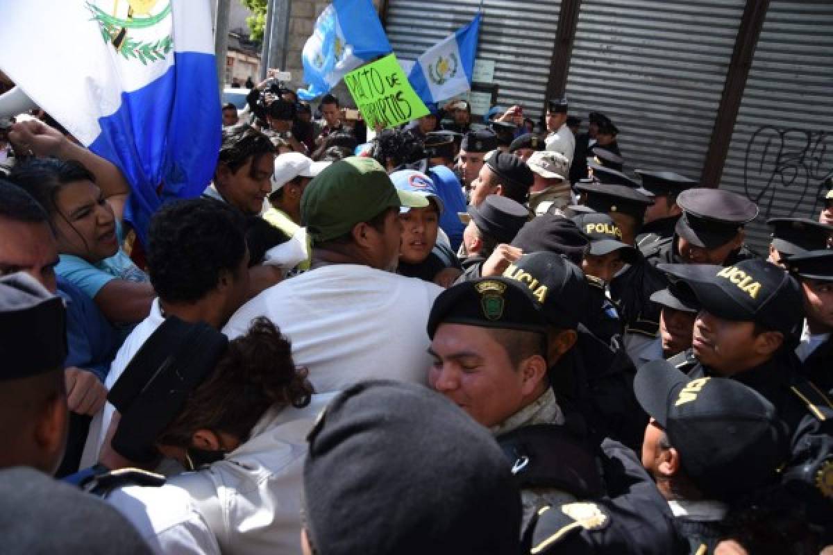 Muere atropellado manifestante en protesta contra presidente de Guatemala 