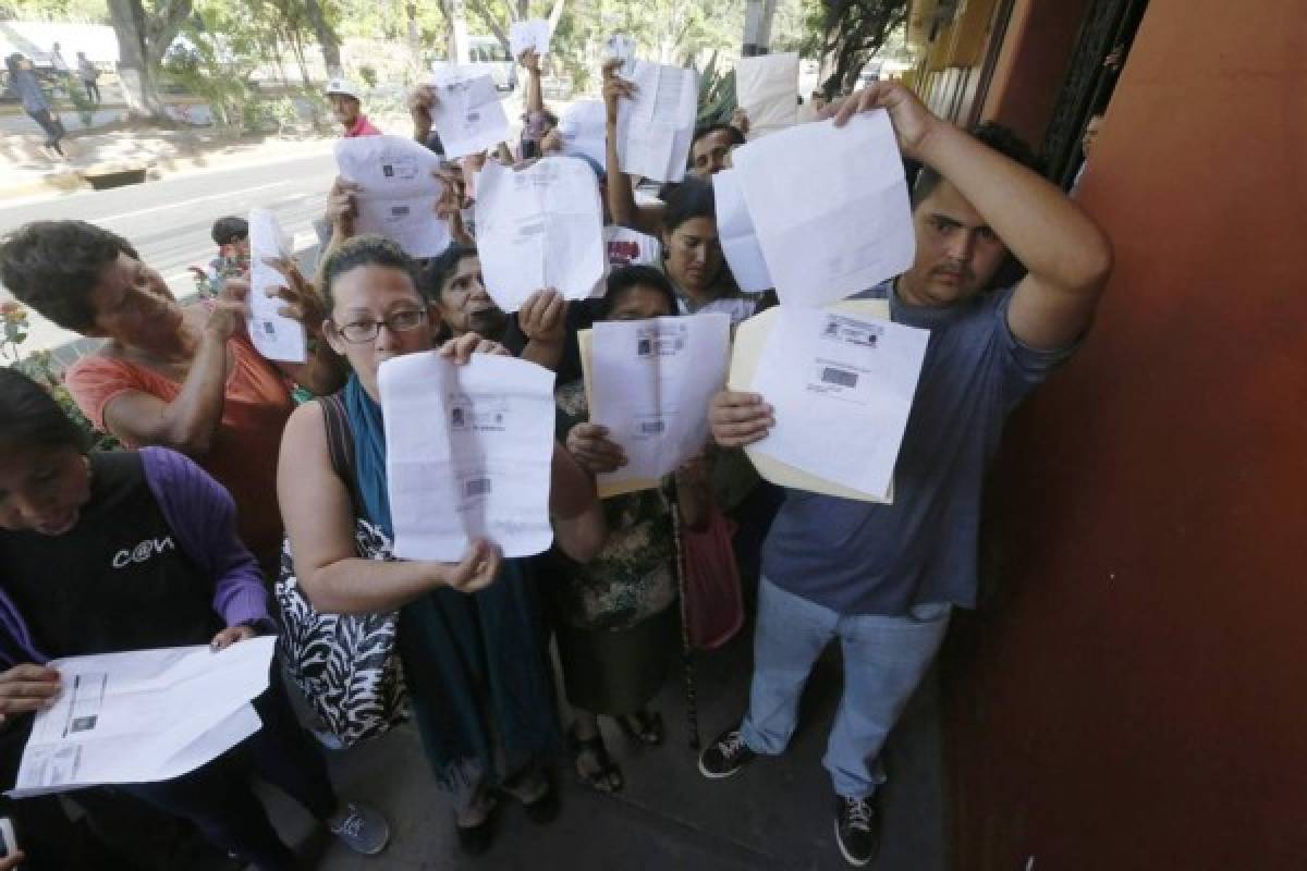 Honduras: Discapacitados reclaman bono en las afueras del PANI