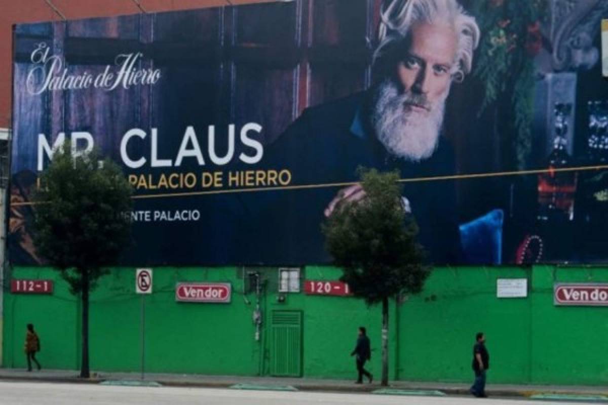 Un sexy 'Mr. Claus' enciende la Navidad en México