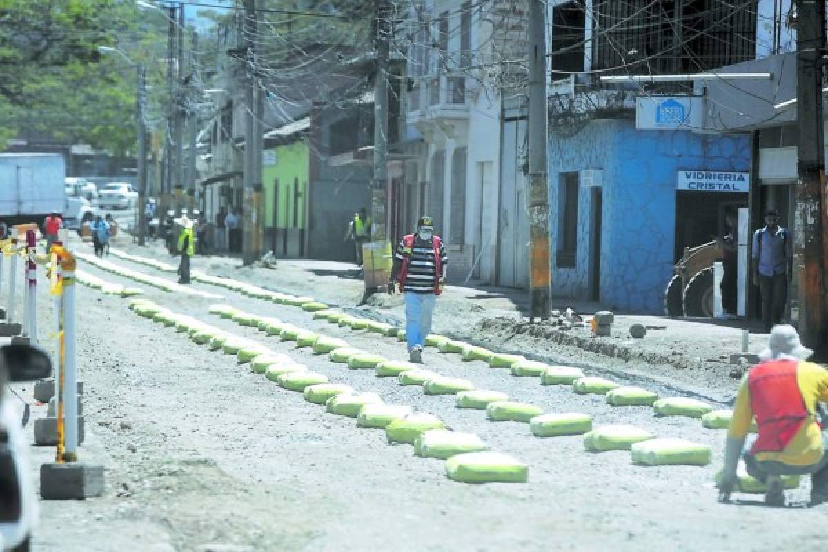 Alfombras y un mural interactivo se preparan para la Semana Santa en la capital de Honduras