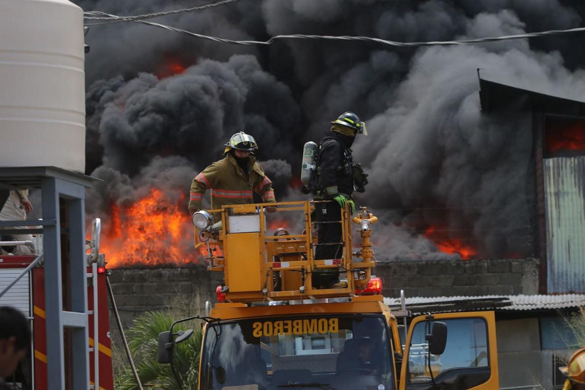 Los momentos más impactantes del incendio de gran magnitud en El Prado