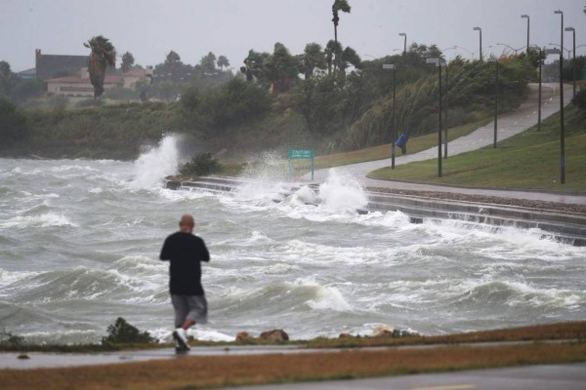 Texas pide a Trump que declare estado de catástrofe natural por huracán Harvey