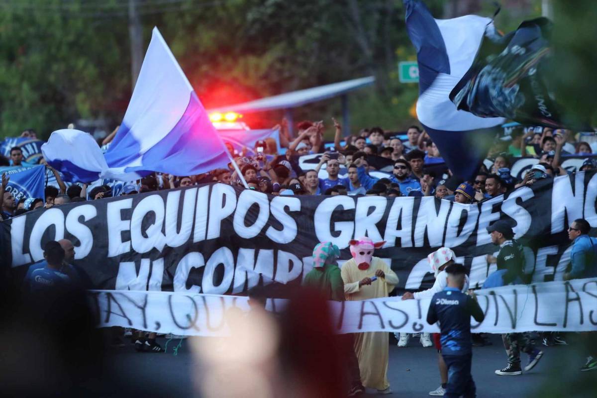 En fotos: Ambientazo de los azules, disturbios y sonrisa de Auzmendi previo al Motagua vs Olimpia