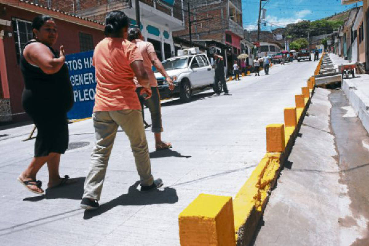 Inauguran calle principal de la colonia San José de los Llanos