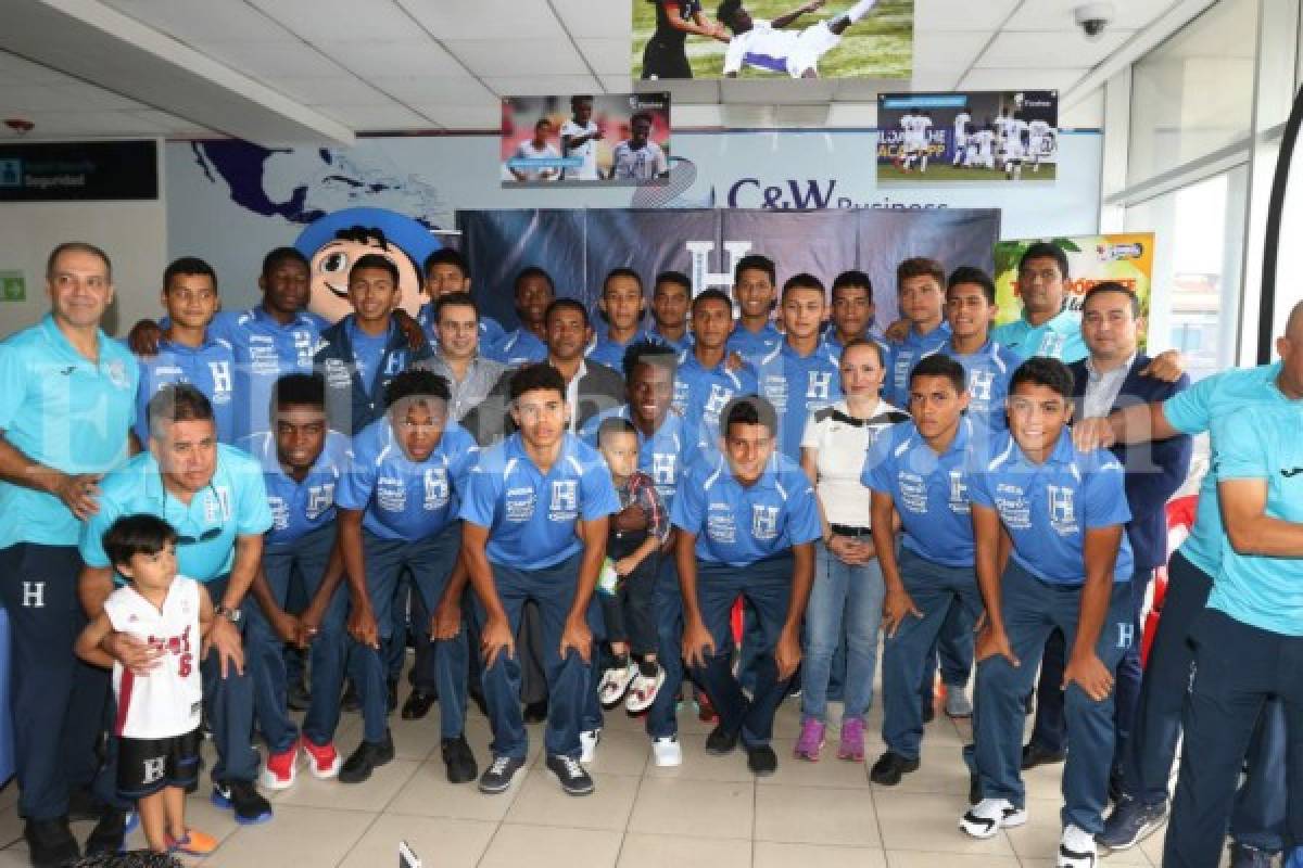 Selección de Honduras Sub-17 es recibida con algarabía en el aeropuerto Toncontín de Tegucigalpa