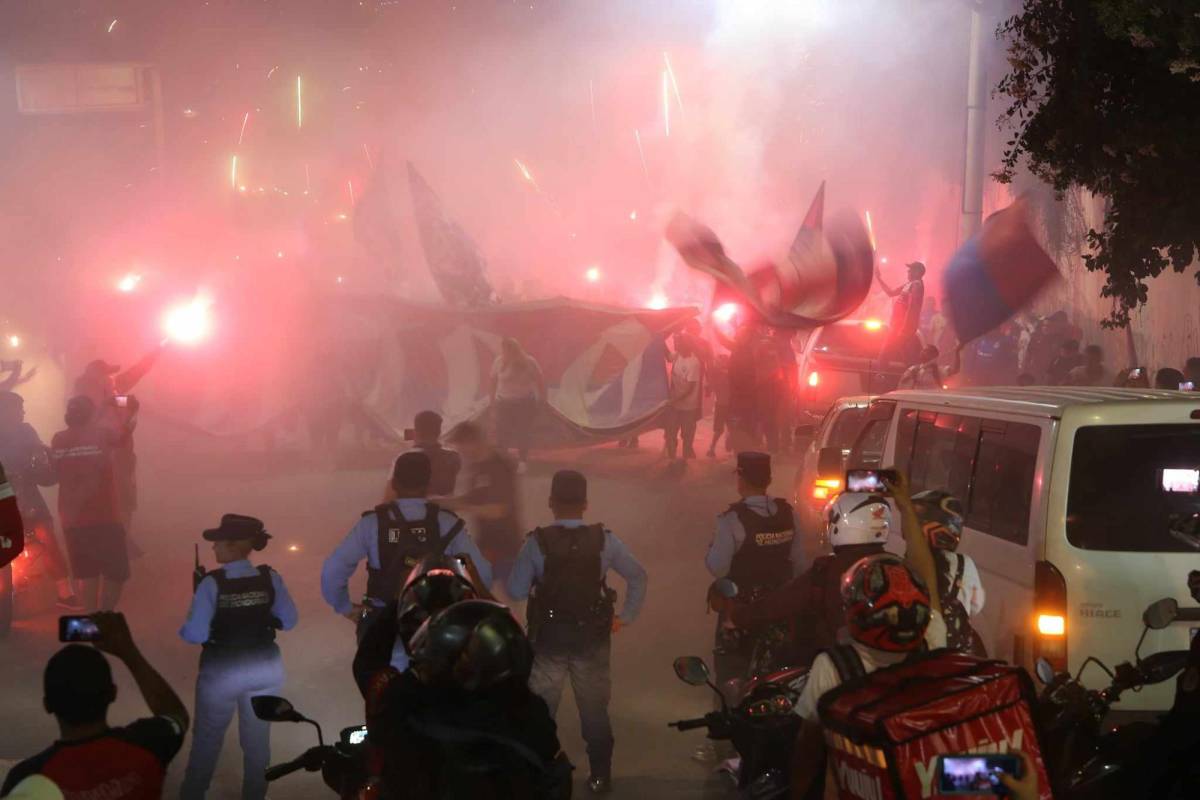 Ambiente de clásico en el Olimpia-Real España: ¿Quién es la bella chica que llegó con la Máquina?