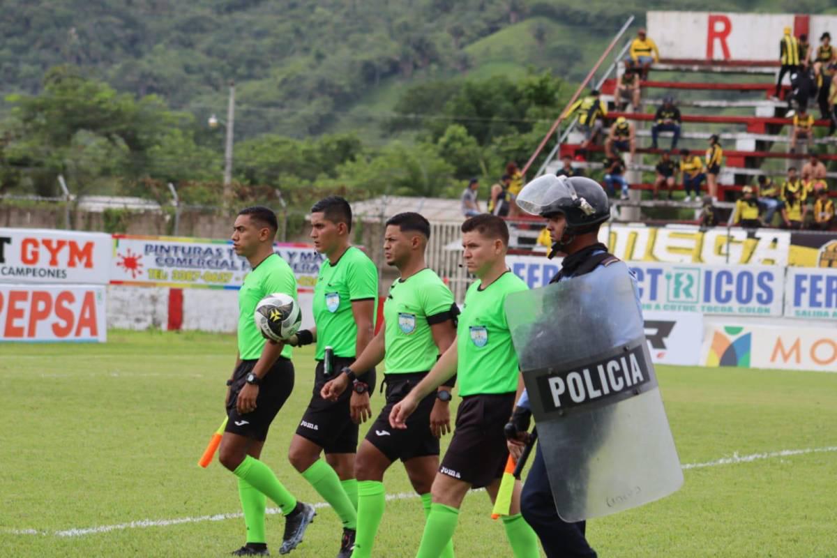 El cuerpo arbitral en Tocoa tuvo que salir escoltado por la Policía Nacional.