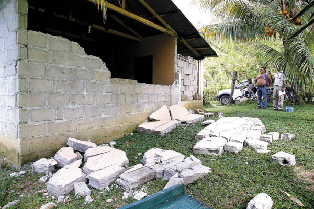 Inhabitables casas dañadas por sismos