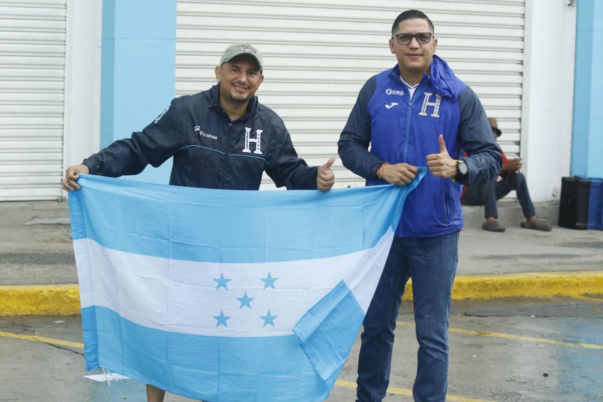 Honduras vs México: Bajo lluvia comienzan a ingresar los aficionados al estadio Morazán